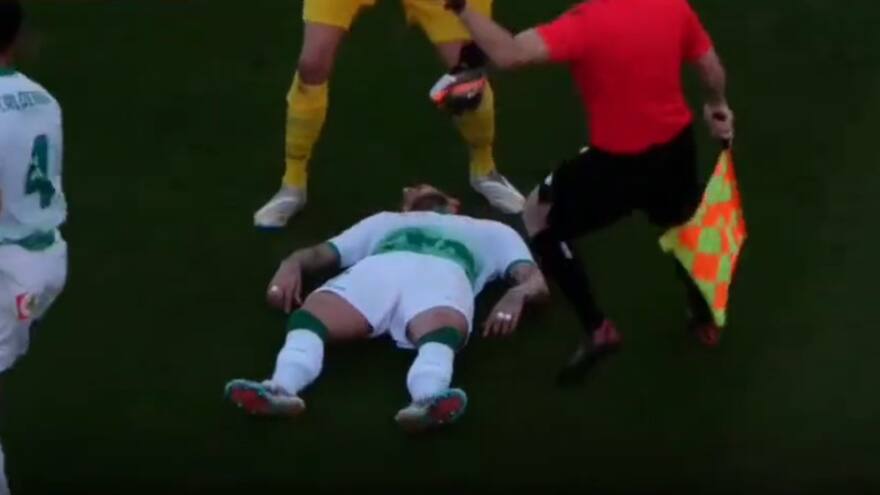 Video: Futbolista se desploma en pleno partido al sufrir paro cardíaco