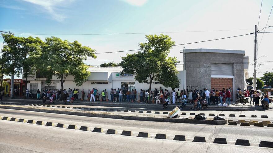 Largas filas para reclamar medicamentos en las EPS
