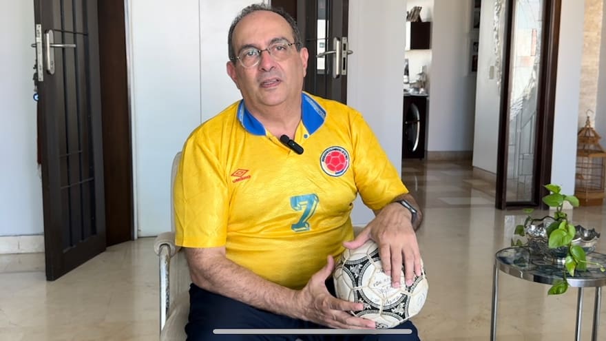 Enrique Jadad, el odontólogo que guarda como tesoros el balón y la camiseta del gol de Iván Valenciano a Argentina en Barranquilla en 1993