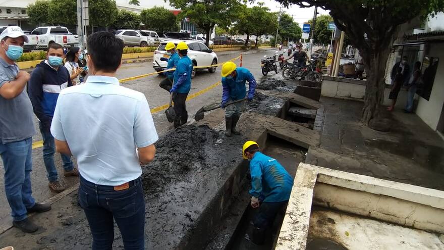 Limpian red de canales en Montería para evitar rebosamientos