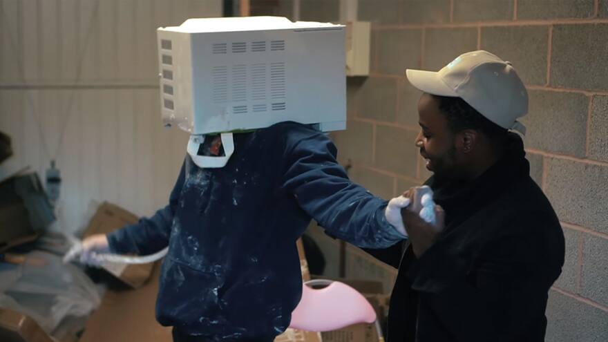 Un ‘youtuber’ arriesga su vida metiendo la cabeza en un microondas