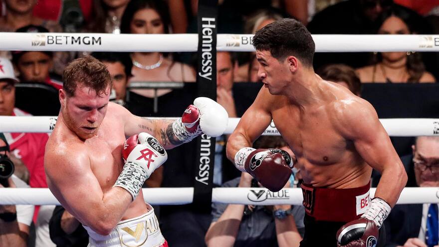 Dmitry Bivol vence a ‘Canelo’ Álvarez y conserva el título semicompleto