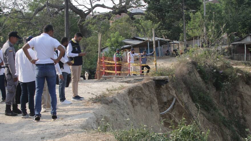 Autoridades buscan salida a desastre natural provocado por deslizamientos en El Talón, en Turbaco