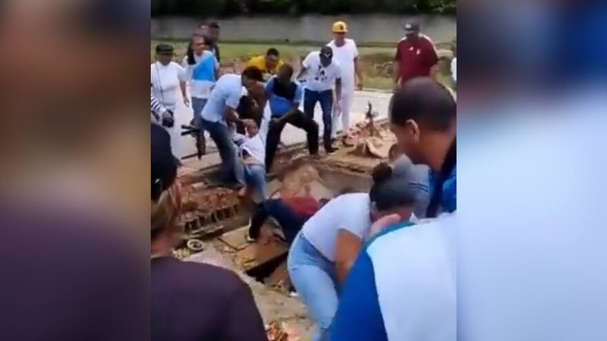 Video: Más de 10 personas cayeron a fosas de un cementerio, durante sepelio en Carúpano, Sucre, Venezuela