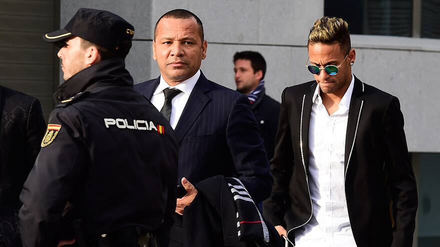 Padre de Neymar dice que intentó disuadirlo para que se quedara en Barça