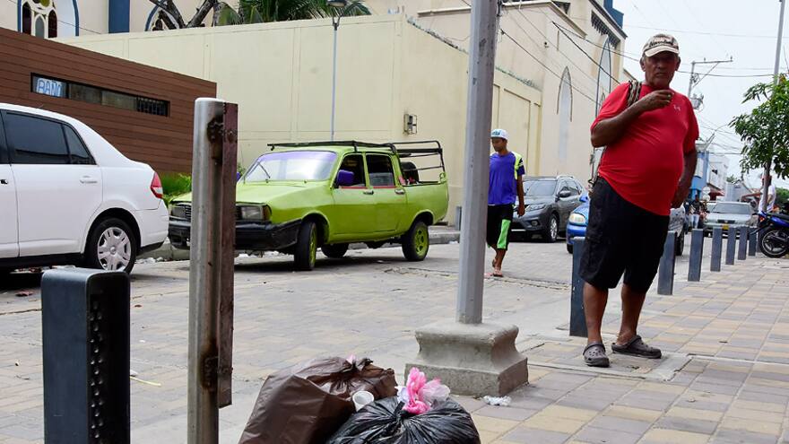 ¿Qué pasa con las canecas para la basura en el centro de Barranquilla?