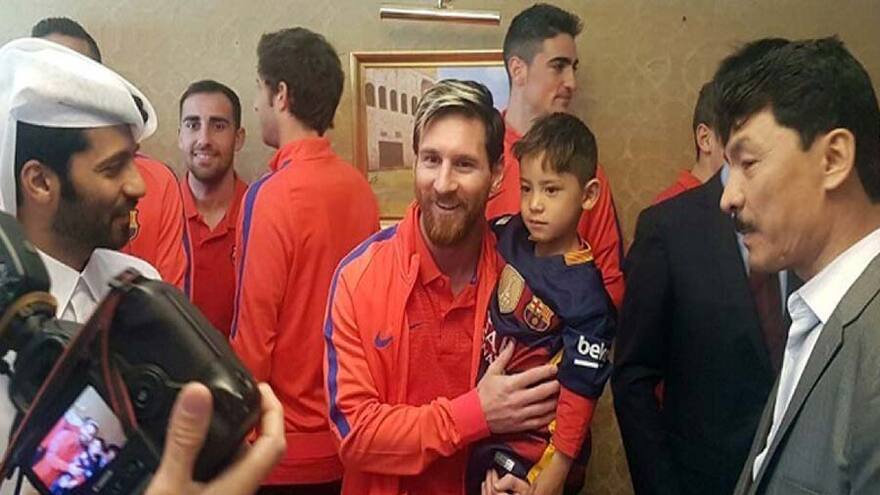 El niño afgano con camiseta de plástico de Messi conoció a su ídolo