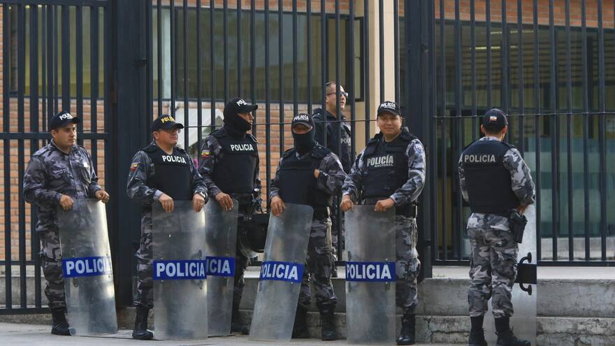 Piden a militares y policías controlar nueva pelea de reclusos en Ecuador
