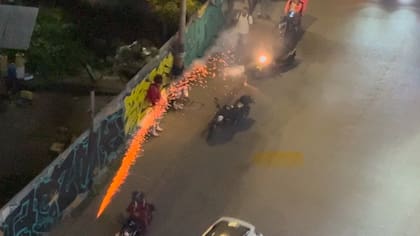 La hinchada de Tolima ‘bombardea’ con totes y voladores la sede de Junior