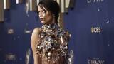 Moda y política en los Emmy: del pañuelo palestino de Bardem a la pedrería de Jenna Ortega