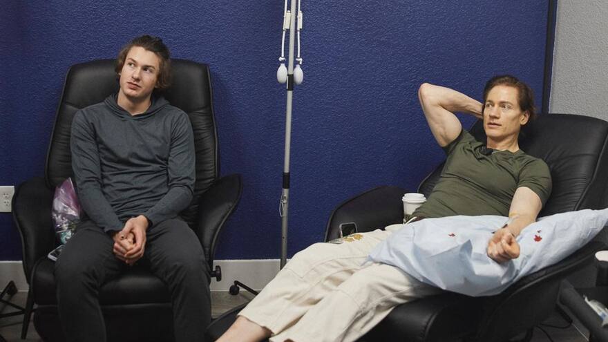 Multimillonario se inyecta la sangre de su hijo para verse joven