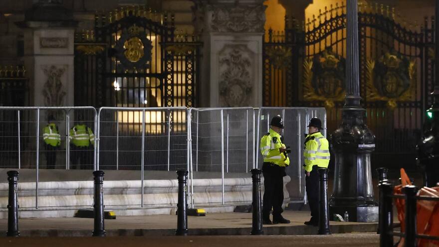 Inglaterra: arrestan a un hombre por arrojar supuestos cartuchos al Palacio de Buckingham