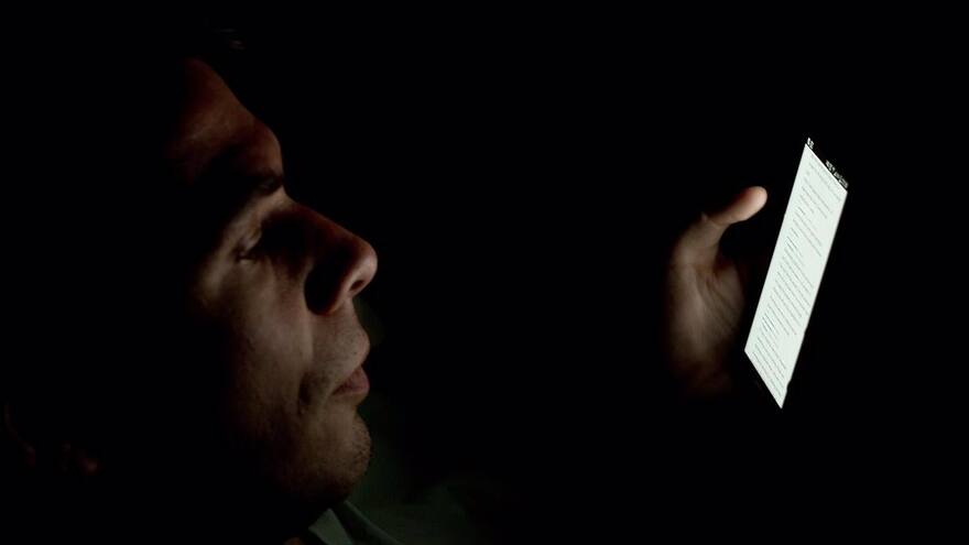 Las consecuencias en la vista por usar el celular en la oscuridad
