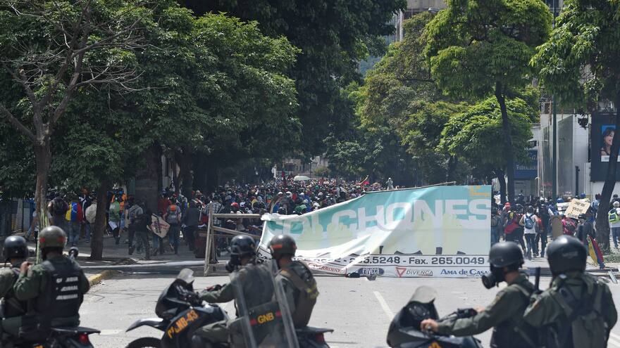 Guardia Bolivariana bloquea con gases lacrimógenos marcha opositora