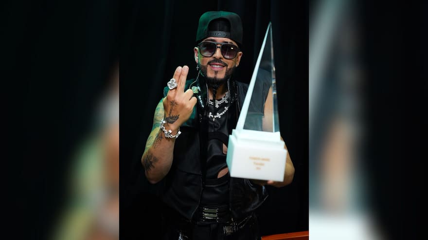 El reggaetonero Yandel recibió el Premio Especial Latin AMA