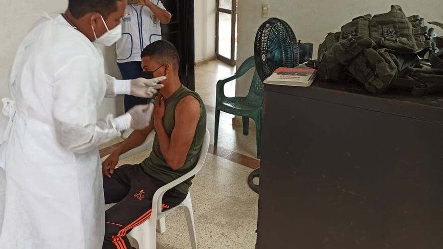 304 policías de Bolívar reciben la vacuna contra la covid-19