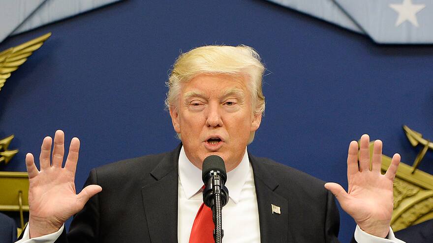 Trump aislado tras declaraciones sobre Charlottesville