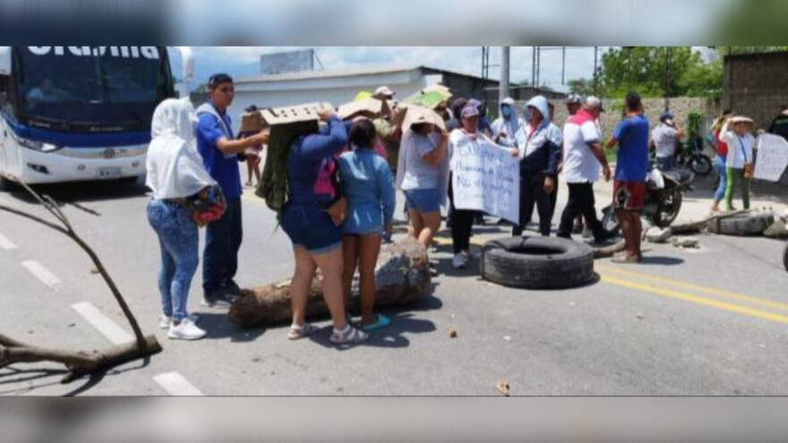 Contratistas de la alcaldía de Ciénaga bloquearon la Troncal del Caribe