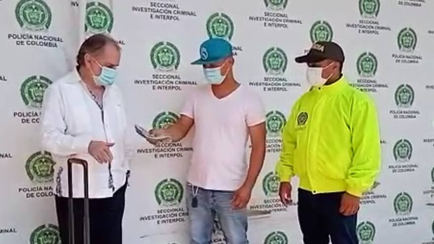 Taxista de Cartagena devuelve 9.000 dólares que turista olvidó