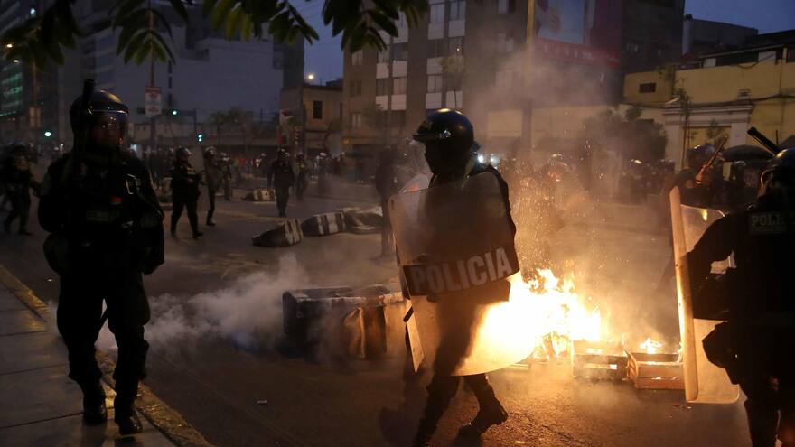 Un fallecido y varios heridos deja violenta jornada de protestas en Perú