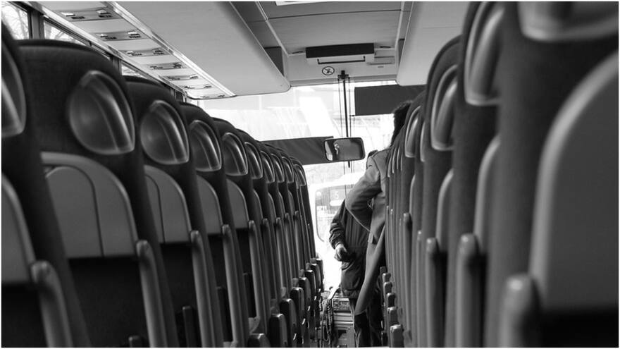 Bus arrolla a personas que atendían accidente en vía de Ecuador