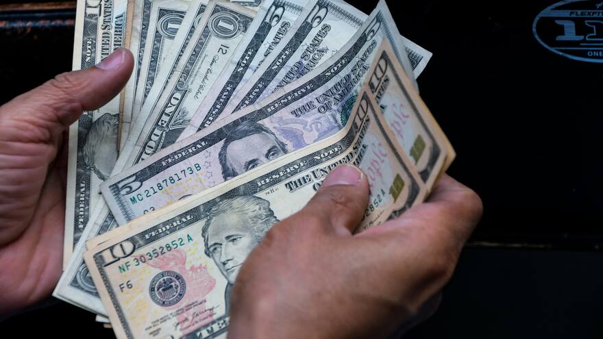 En octubre de 2023, la deuda externa del país se mantuvo en 55,1 % del PIB