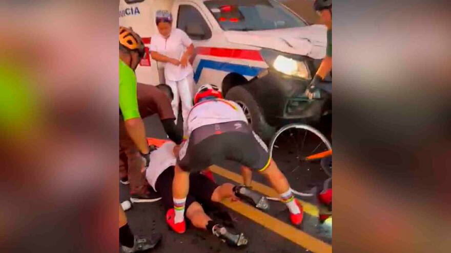 Cuatro ciclistas resultan heridos tras accidente con una ambulancia
