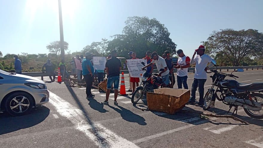 Cerrada vía Cartagena Barranquilla por protestas a favor de realización de festival de música electrónica en playas de Punta Canoa