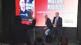 Video: un hombre ataca a Luis Rubiales durante la presentación de su libro