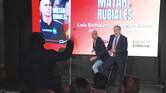 Video: un hombre ataca a Luis Rubiales durante la presentación de su libro