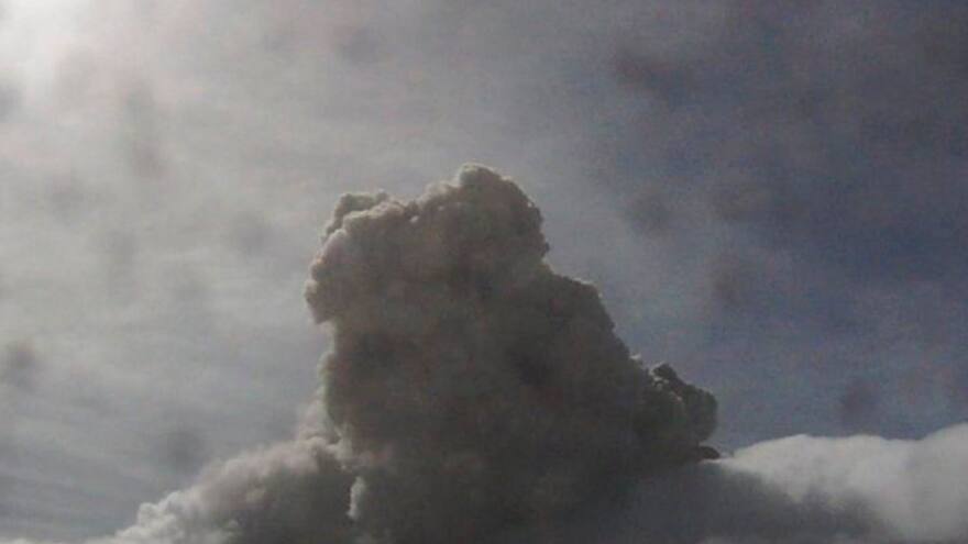 En alerta autoridades, tras emisión de cenizas del Volcán Nevado del Ruiz