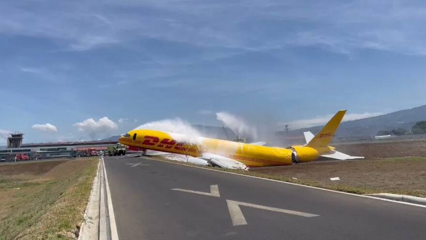 Avión de carga se partió en dos al aterrizar de emergencia en Costa Rica