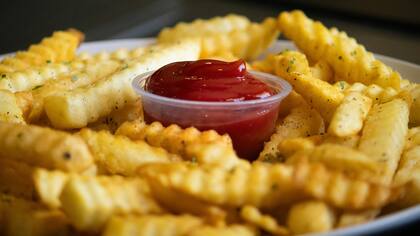Así es la preparación con vinagre para mejorar la textura de las papas fritas