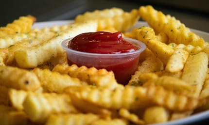 Así es la preparación con vinagre para mejorar la textura de las papas fritas
