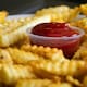 Así es la preparación con vinagre para mejorar la textura de las papas fritas