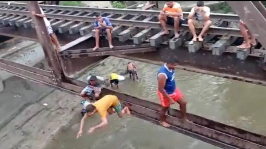 Invasión de jóvenes a puente férreo de Aracataca afecta operación del tren