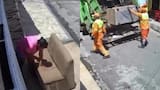 Mujer lavó su sillón, lo puso a secar y el camión de basura terminó llevándoselo por error