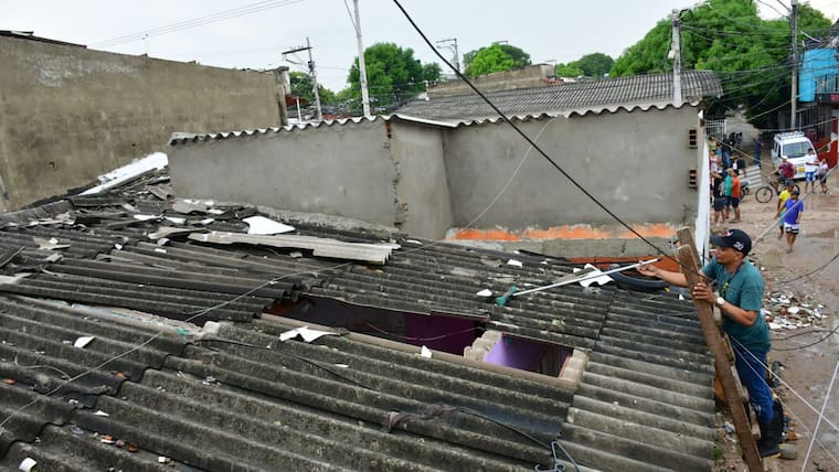 Viviendas destechadas y árboles caídos por fuertes vientos en Nuevo Milenio, Soledad