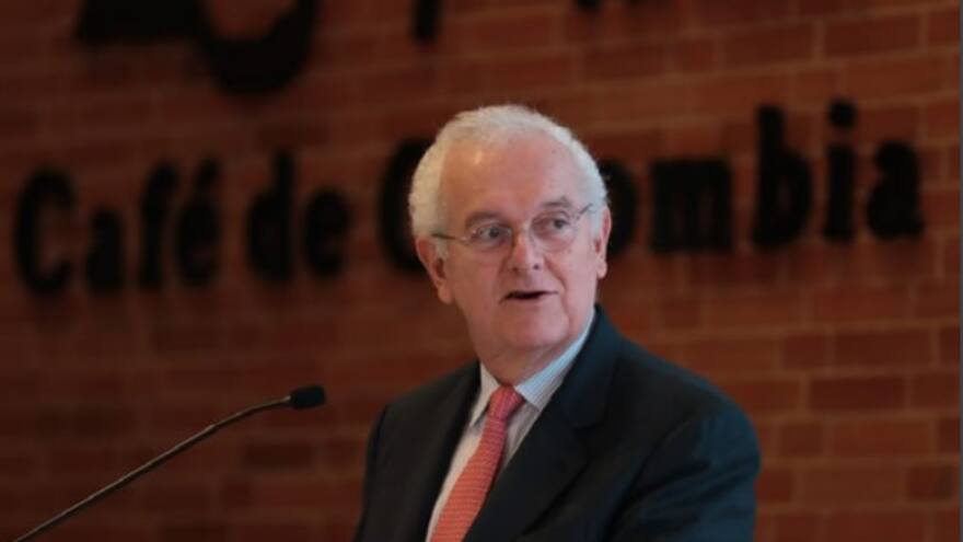 Estamos dispuestos a comprar Monómeros: ministro de Hacienda