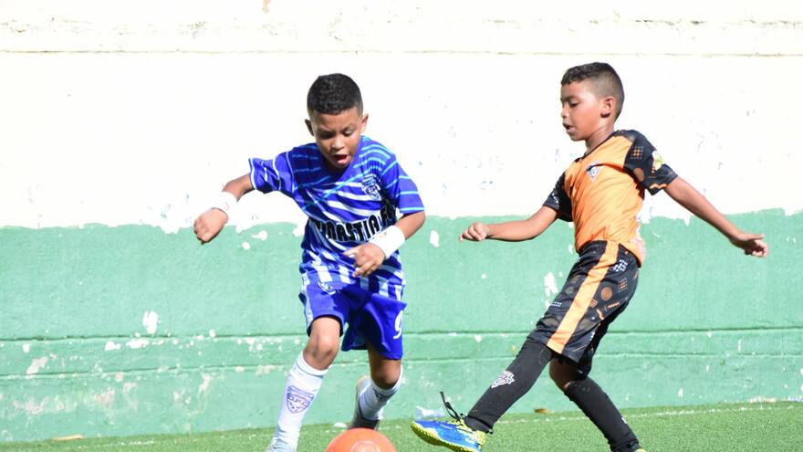 Prohíben usar guayos con taches en canchas sintéticas de Valledupar