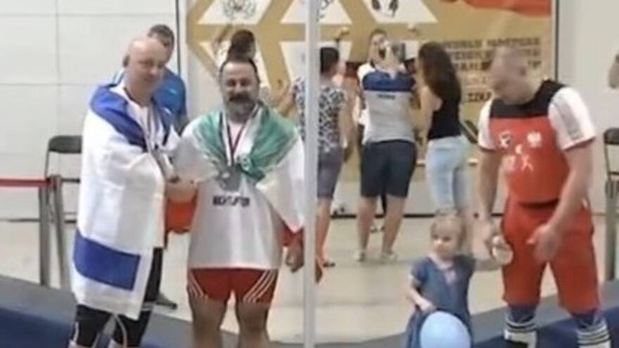 Irán suspende de por vida a pesista por dar la mano a un israelí