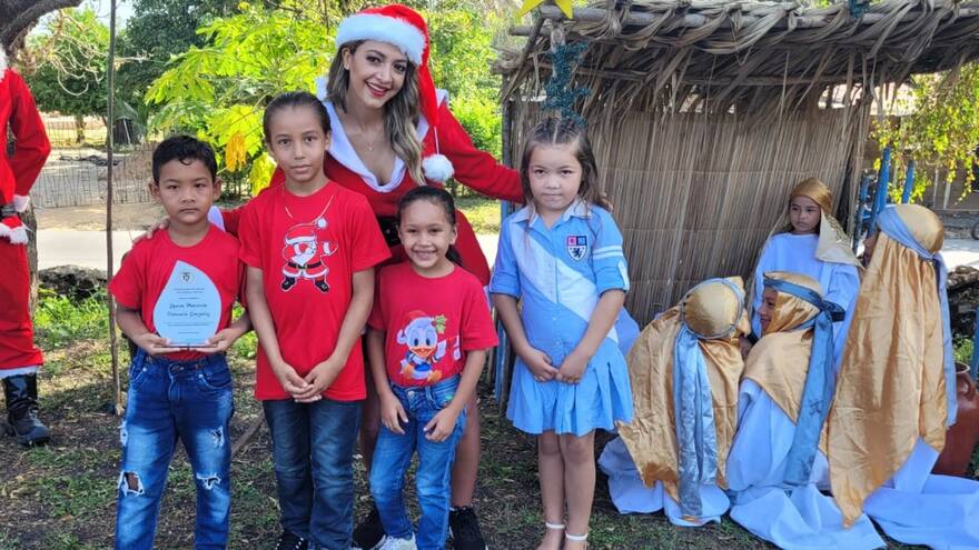 Sucre: la modelo Laura Peñuela entregó regalos a niños en la zona rural de Toluviejo