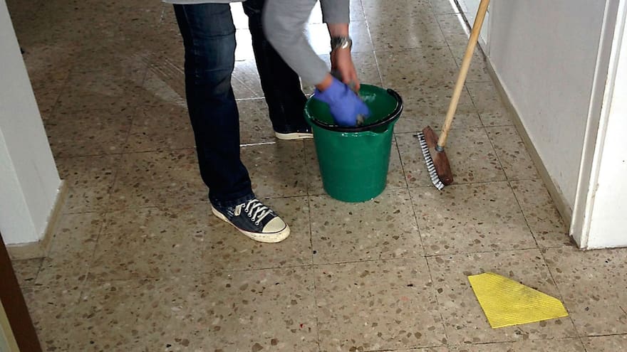 Truco casero para limpiar las líneas negras entre las baldosas