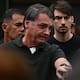Bolsonaro regresa siete horas después del procedimiento médico a prisión domiciliaria