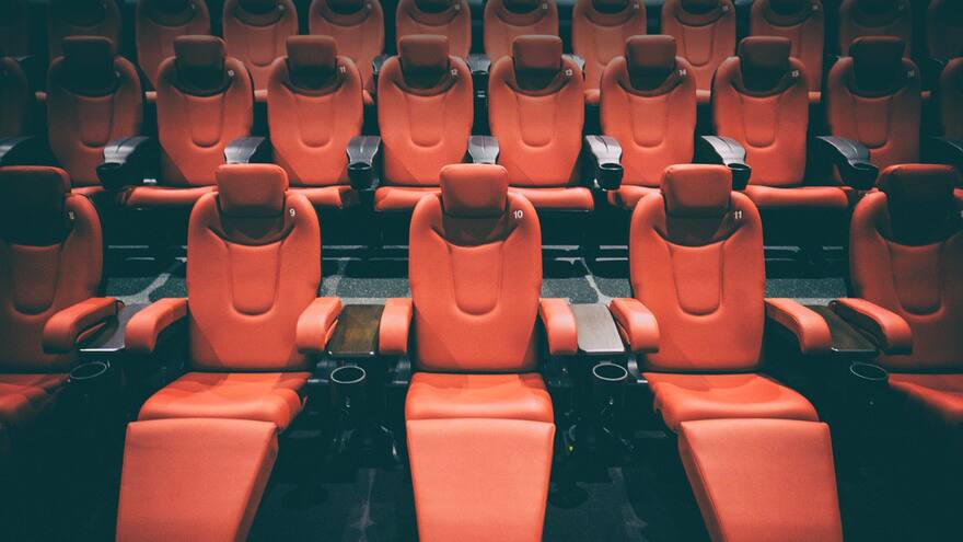 Cine fue multado con millonaria suma después que cliente muriera aplastado por una silla