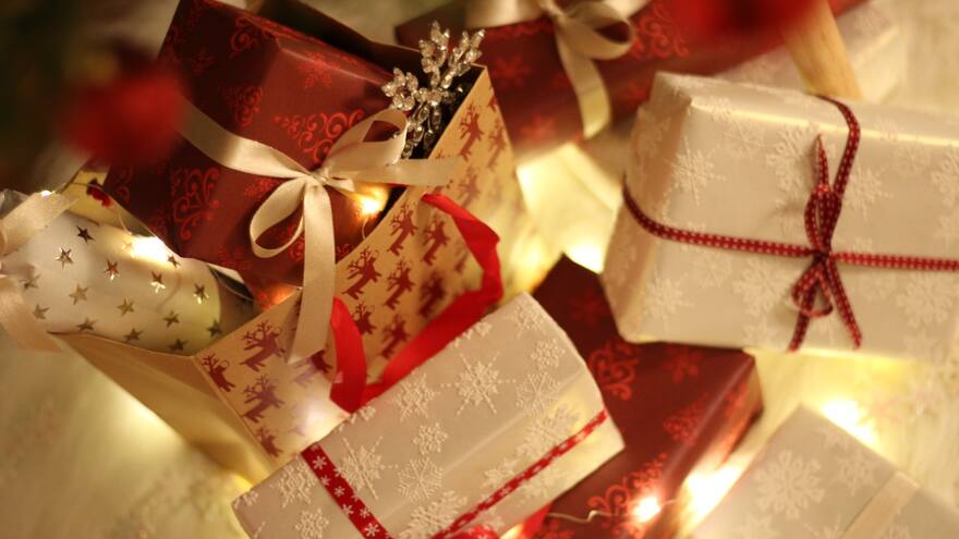 Personas nacidas en diciembre son quienes menos regalos reciben al mezclar el cumpleaños y la Navidad, según estudio