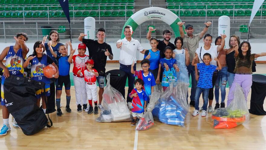 Entregan implementos deportivos a clubes de Barranquilla