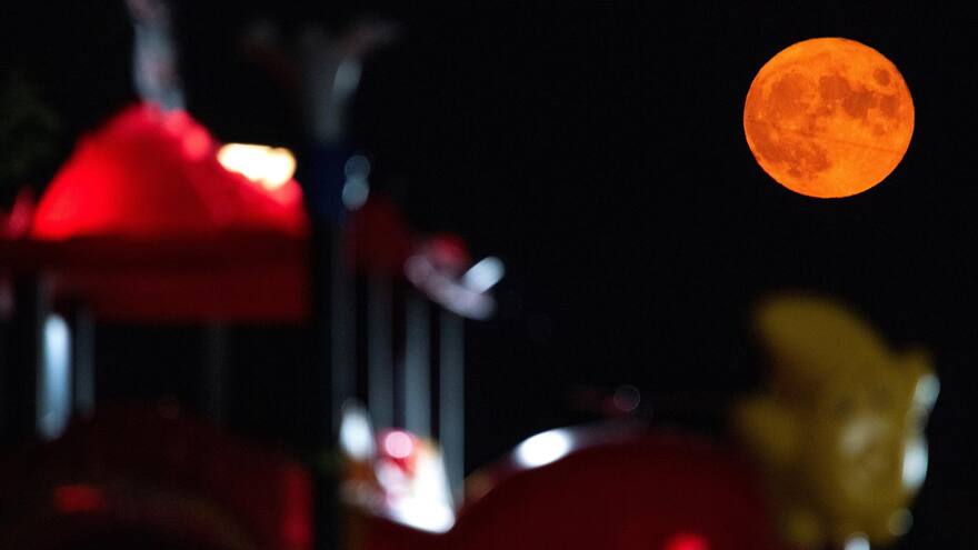 La “Luna Azul” se impone en varios países de Europa y Asia