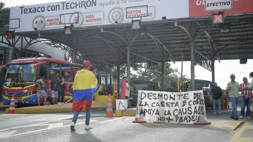 Denuncian cobros ilegales y caos en el peaje de Sabanagrande