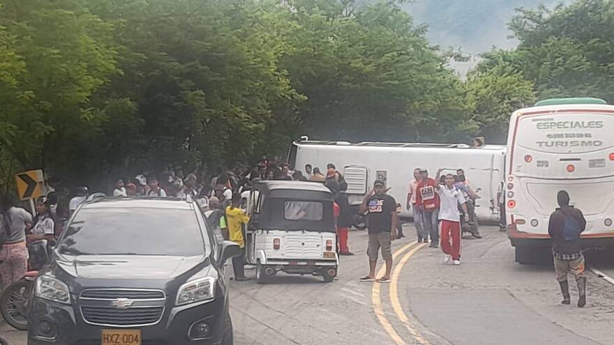 Accidente de bus escolar en Antioquia deja un muerto y 8 menores heridos